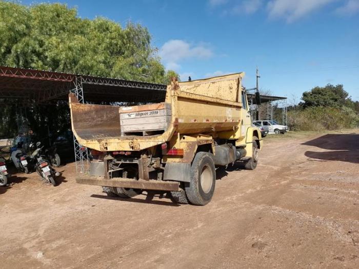 Camión de empresa San Miguel transporta cajones de cítricos
