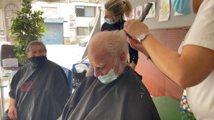 Dos de los usuarios del refugio Hotel Urban en jornada solidaria de corte de cabello Dos usuarios de refugios en jornada solidaria de corte de cabello