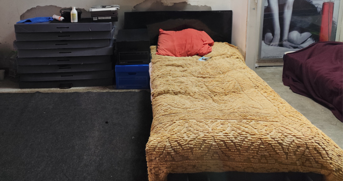 cama tendida en centro de evacuados