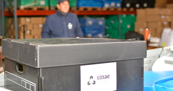 Caja negra con logo de Sinae