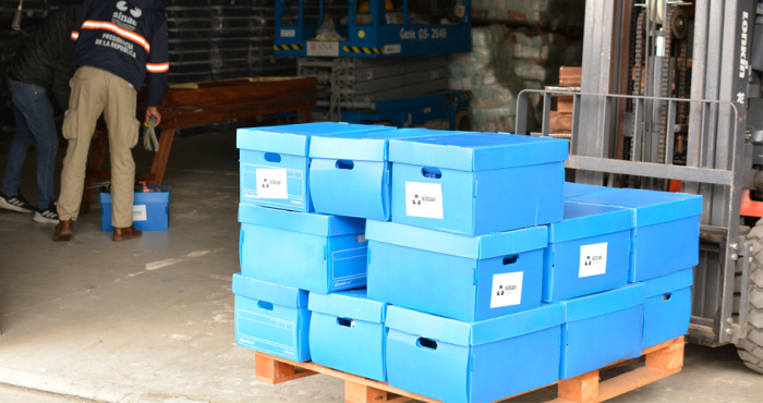 Cajas azules apiladas sobre un palet