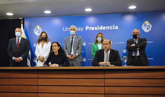 Ministerio de Desarrollo Social y Ministerio de Economía y finanzas anuncian nuevas medidas de apoyo económico Conferencia de prensa dada por ministro Lema y ministra Arbeleche junto a autoridades de gobierno