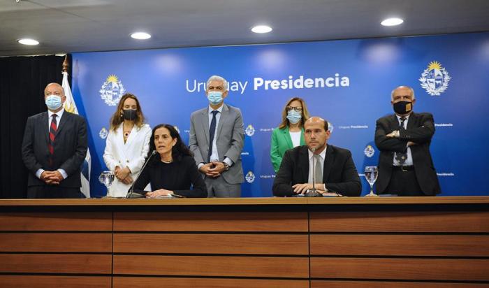 Conferencia de prensa dada por ministro Lema y ministra Arbeleche junto a autoridades de gobierno