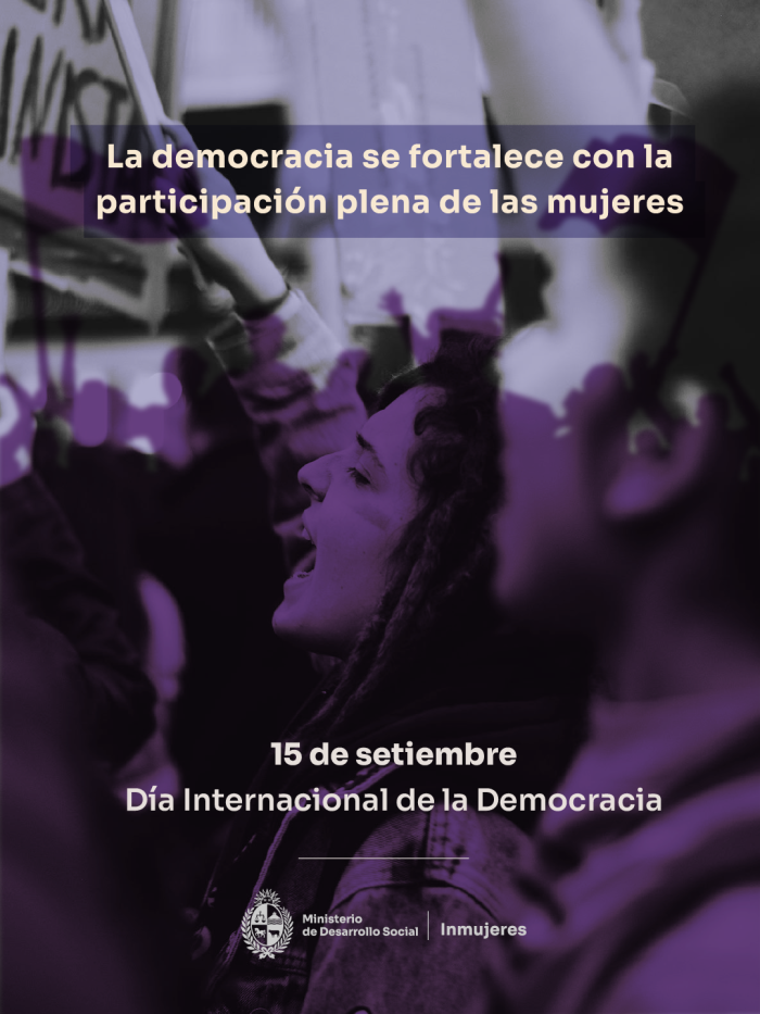Placa conmemorativa del Día Internacional de la Democracia con mujeres en una manifestación