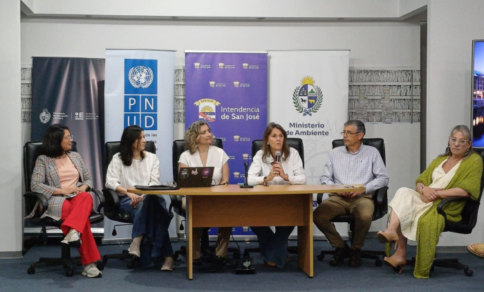Mesa de autoridades durante el Diálogo Regional Sur sobre Género y Cambio Climático