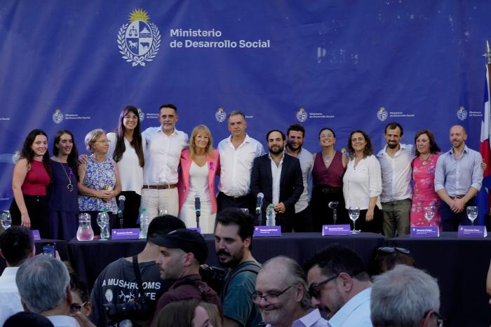 Autoridades del Ministerio de Desarrollo Social junto al presidente y vicepresidenta (Foto: adhoc) Autoridades del Ministerio de Desarrollo Social junto al presidente y vicepresidenta (Foto: adhoc)