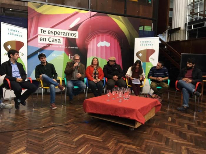 Lanzamiento Tierra de Jóvenes Jacqueline Gómez de INC, José Olascuaga, de MGAP, Santiago Soto de OPP, Federico Barreto de INJU y los protagonistas