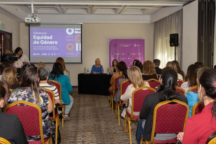 Público asistente a la presentación del Sello con Equidad de Género visto desde el fondo del salón. 