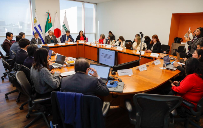 Reunión entre participantes de las delegaciones Reunión entre participantes de las delegaciones