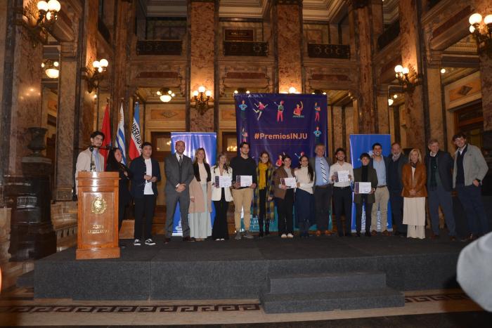 Autoridades de gobierno, jurado y participantes en foto grupal con sus premios en mano
