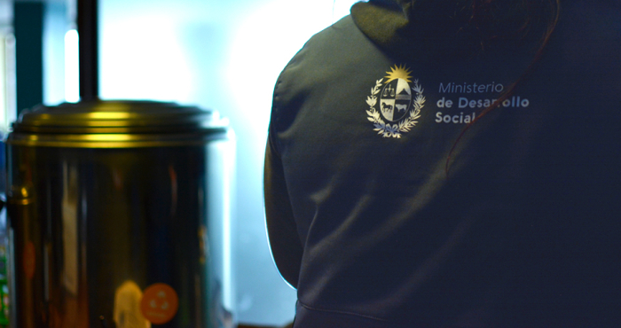 persona con escudo oficial en la espalda