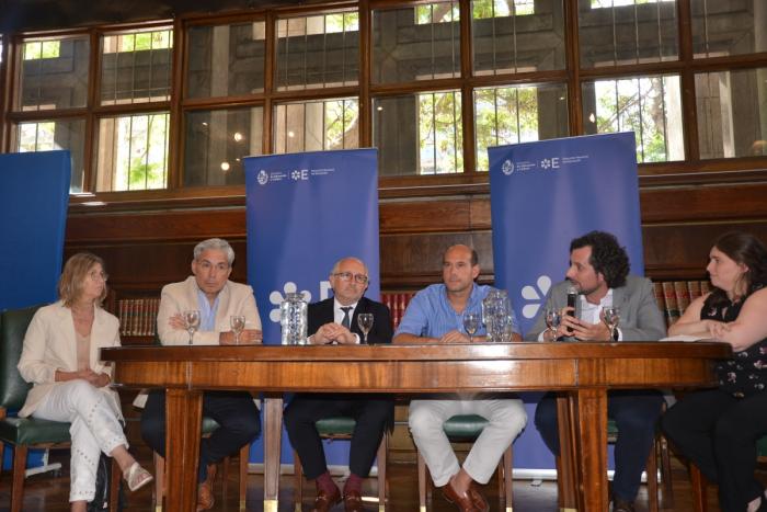 Mesa de autoridades en la apertura de la actividad 