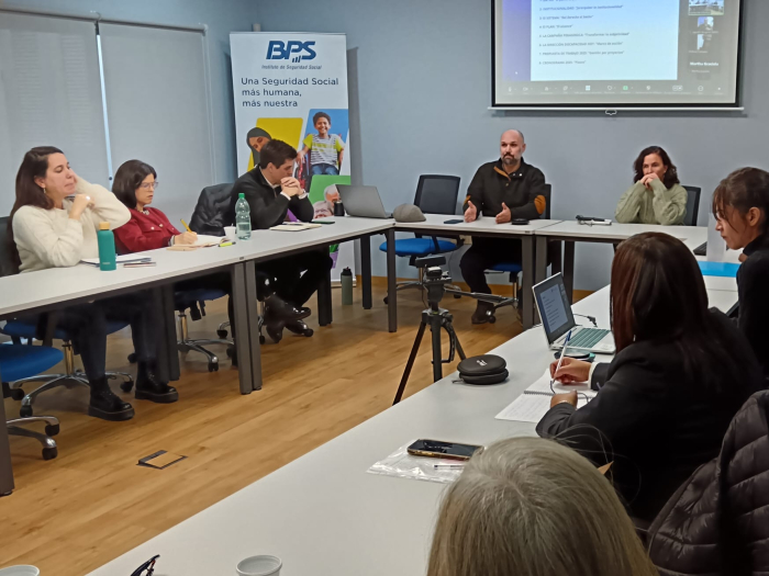 Federico Lezama y Antonia Irazabal en dialogo con la Comisión Honoraria de la Discapacidad.
