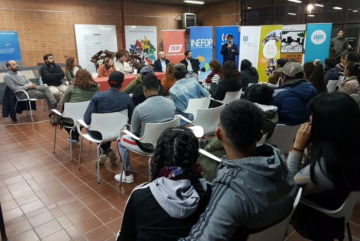 Cursos en Malvín Norte Auditorio del evento escuchando a uno de los expositores de la mesa de presentación.