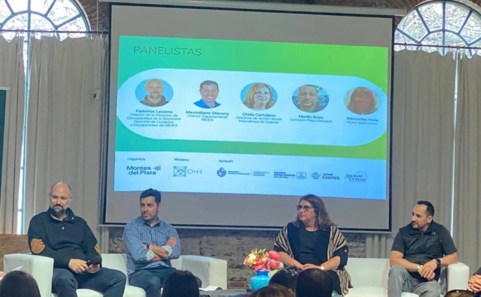 Equipo de la dirección de Discapacidad del MIDES en la presentación del Plan en la ciudad de Colonia Parte del equipo de la Secretaría de Discapacidad en la participación el intercambio en Colonia