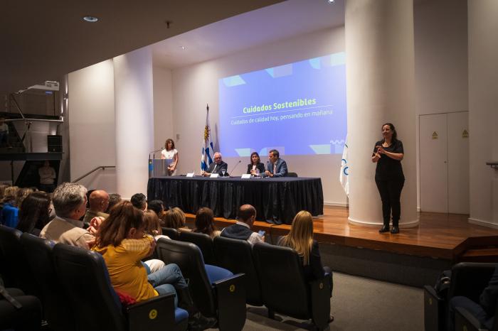 Mesa de apertura del evento 