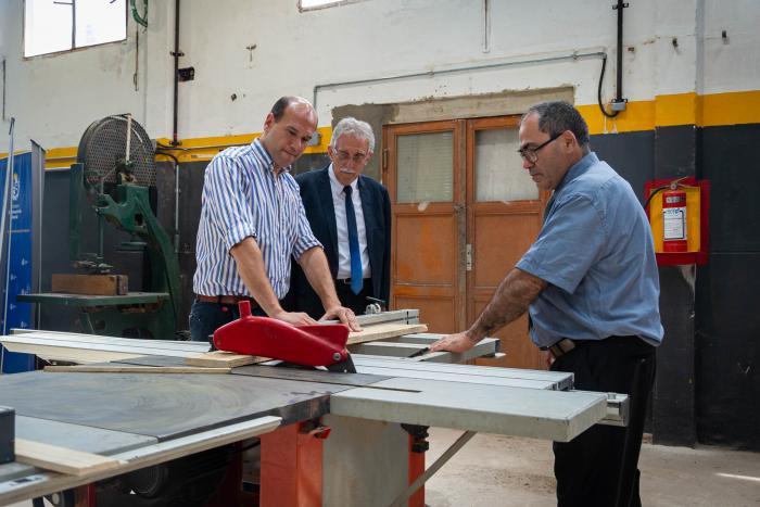 Autoridades en el Taller de Carpintería