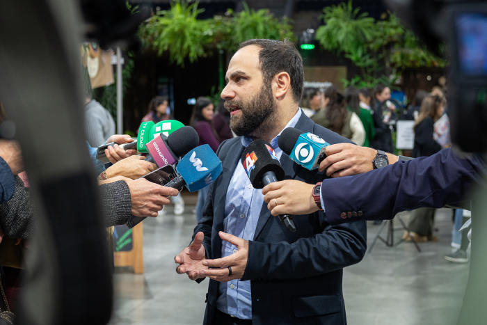 Ministro de Desarrollo Social Gonzalo Civila en Expo Uruguay Sostenible. Ministro Gonzalo Civila dando una rueda de prensa.