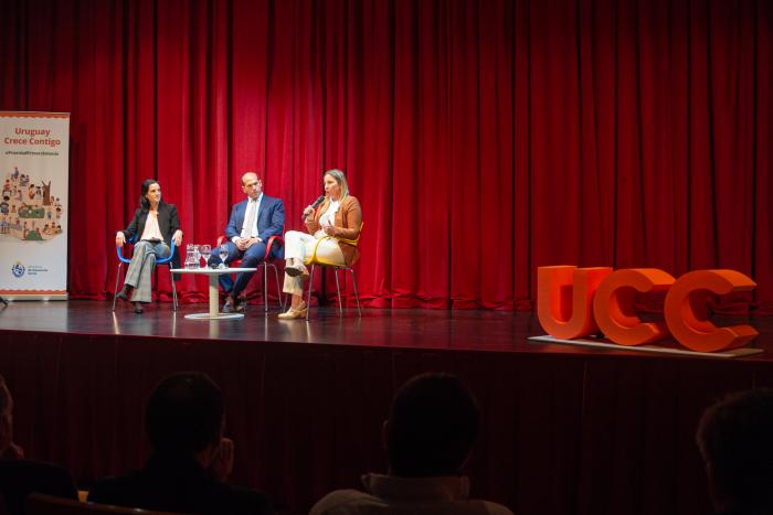 Acto presentación del mes de la primera infancia Autoridades en living dispuesto sobre escenario visto desde la platea baja