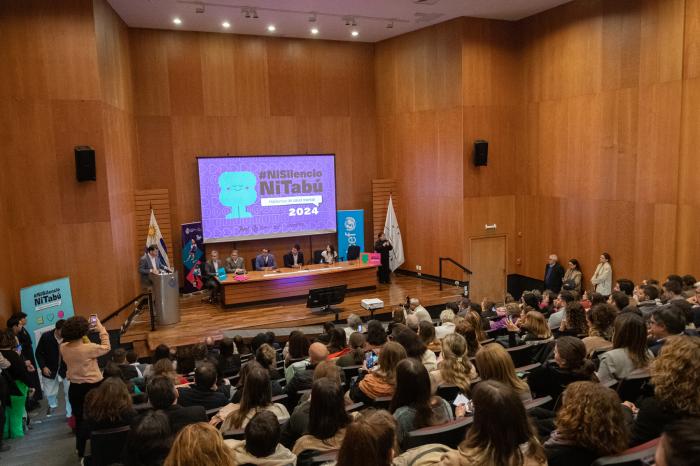 Mesa de autoridades y público asistente al lanzamiento 