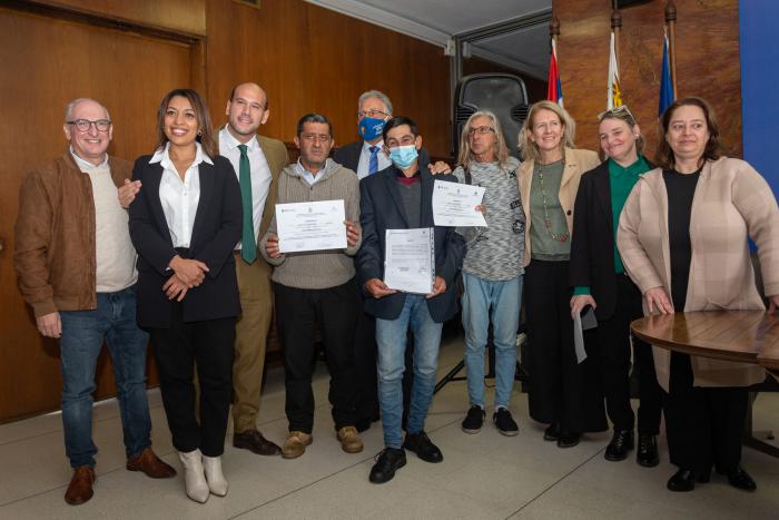 Algunos de los participantes con sus diplomas, posando junto a las autoridades 