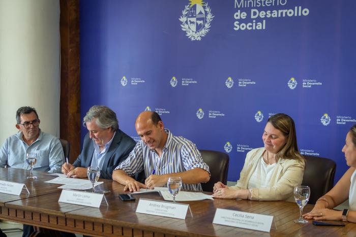 Lema y Ferber en el momento de la firma junto a autoridades de Mides, INAC y Pereira Rossell.