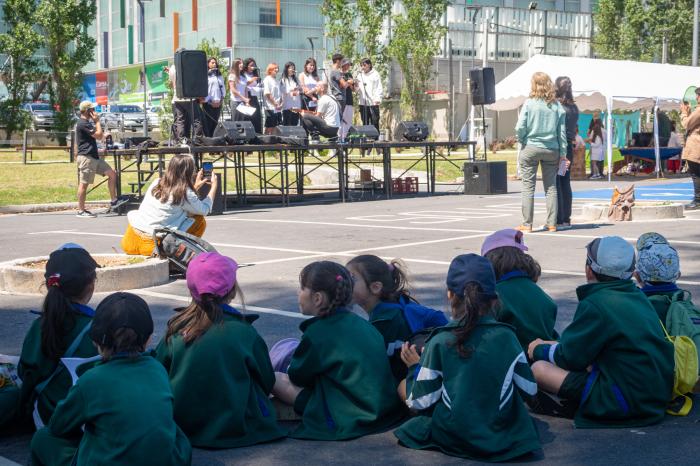 Escolares y asistentes al encuentro, en la presentación del Coro del Liceo de Colonia Nicolich