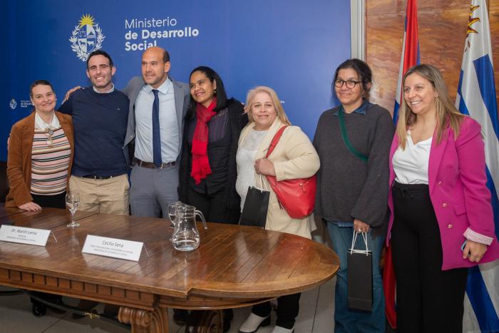 Autoridades ministeriales junto a monotributistas de Montevideo, Florida y Rivera. Jerarcas del Mides junto a 3 emprendedoras de Montevideo, Florida y Rivera. De pie junto a mesa.