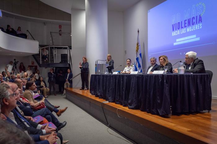 Mesa de autoridades y público asistente al evento 