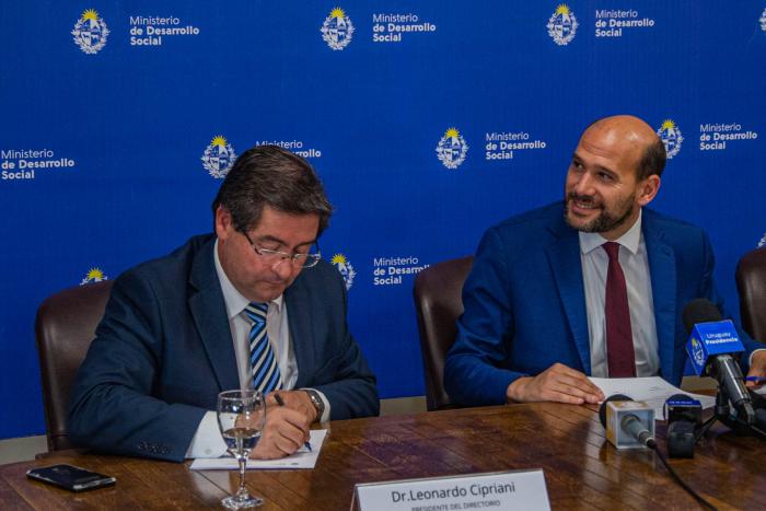 Martín Lema y Leonardo Cipriani durante la firma del convenio Leonardo Cirpriani firma documento junto a Martín Lema