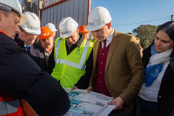 Autoridades de gobierno con cascos y chalecos en obra en construcción del hospital del Cerro