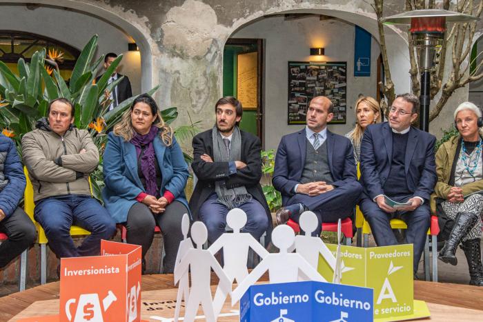 Ronda de personas, en patio interior, sentados entorno a una fuente en patio de Instituto Ánima