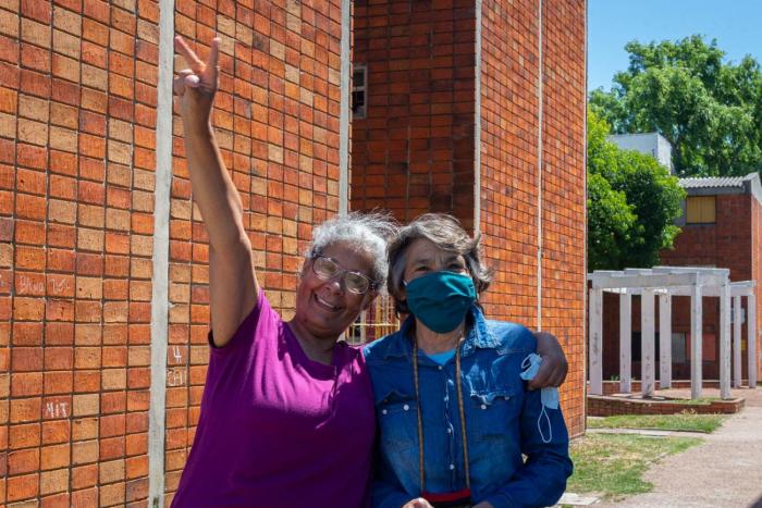 Mariela y Celia en su nuevo hogar