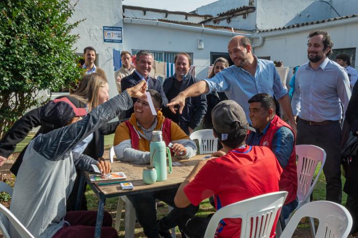 Ministro y autoridades saludando a usuarios del centro