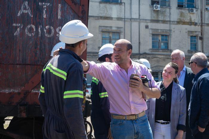 Ministro Lema saludando a los trabajadores Ministro Lema saludando a los trabajadores