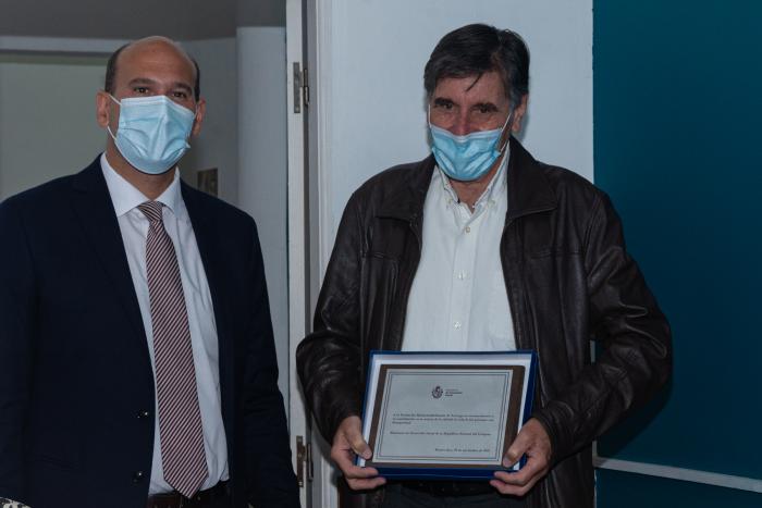 Ministro Martín Lema hace entrega de placa en reconocimiento a labor de la fundación Hjelpemiddelfondet Ministro Martín Lema entrega placa en reconocimiento a labor de fundación Hjelpemiddelfondet