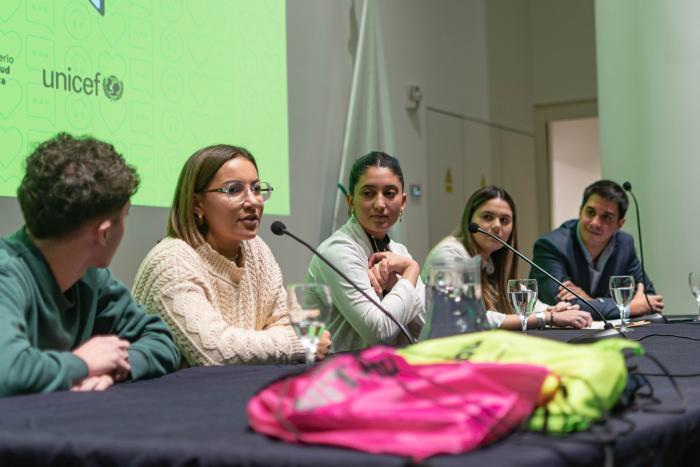 Adolescentes participantes de la mesa de apertura