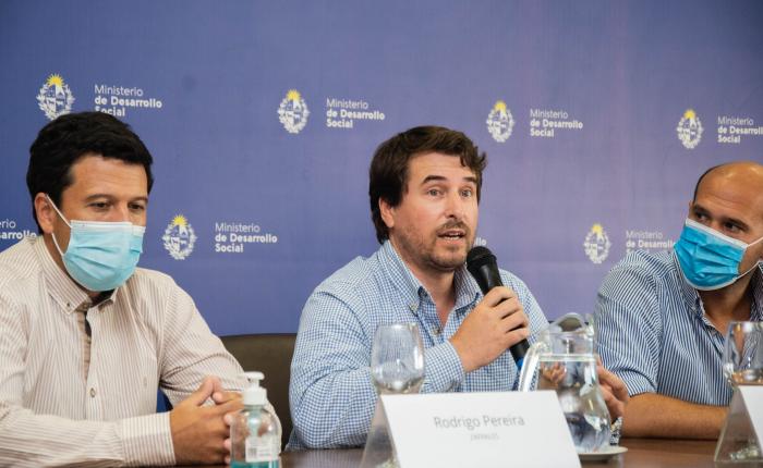 Mides y Zafrales firmaron convenio laboral para participantes de programas del ministerio Ministro Lema junto a dos representantes de la empresa Zafrales en firma de convenio laboral