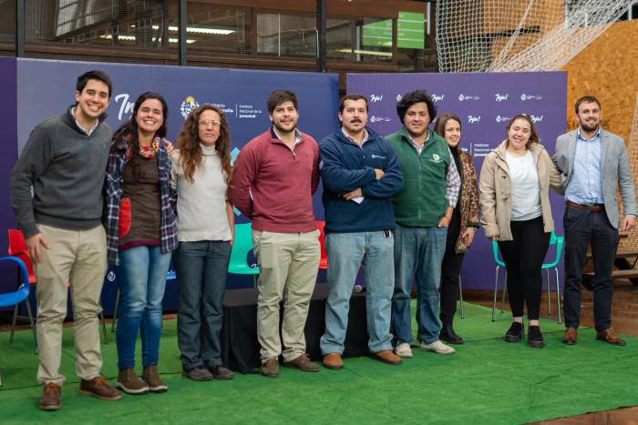 Autoridades y jóvenes presentes en la jornada