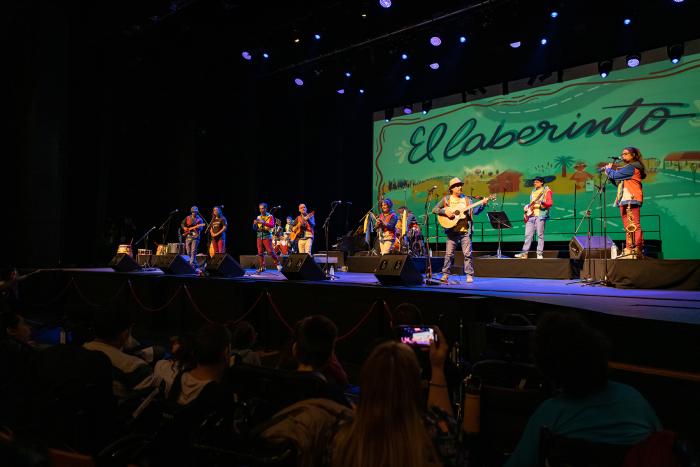 Escenario del Sodre con los músicos en escena 