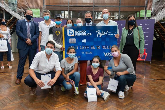 Autoridades del MIDES, INJU y BROU junto a jóvenes en lanzamiento de Tarjeta Joven Visa Débito Autoridades del MIDES, INJU y BROU junto a jóvenes en lanzamiento de Tarjeta Joven Visa Débito