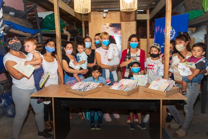 Mujeres y niños de los centros que recibieron sus cartucheras Madres y niños de los centros que recibieron sus cartucheras