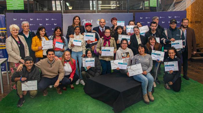 Participantes de INJU Avanza con sus certificados Participantes de INJU Avanza con sus certificados