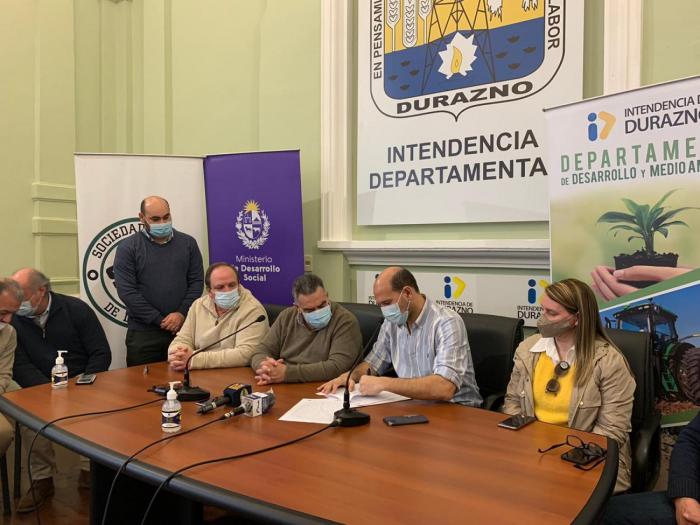 Ministro Lema, Subsecretaria Brugman, Intendente Vidalín, autoridades Soc. Rural de Durazno