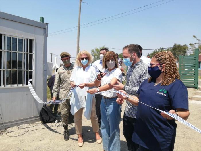 Autoridades en corte de cinta inauguración módulos