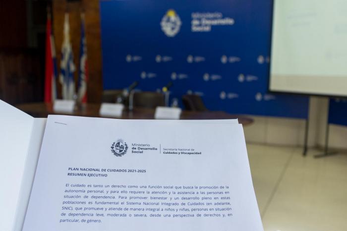 Carpeta conteniendo Plan Nacional de Cuidados quinquenio 2021/2025