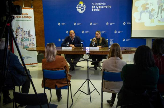Martín Lema y Cecilia Sena le hablan al público presente en lanzamiento del Programa Acción Familiar