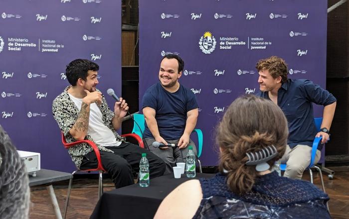 Actores y moderador durante el intercambio en Casa INJU 