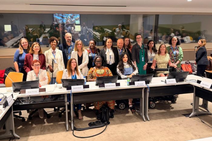 Grupo de personas posa para una foto oficial en una mesa de conferencias. Grupo de personas posa para una foto oficial en una mesa de conferencias.