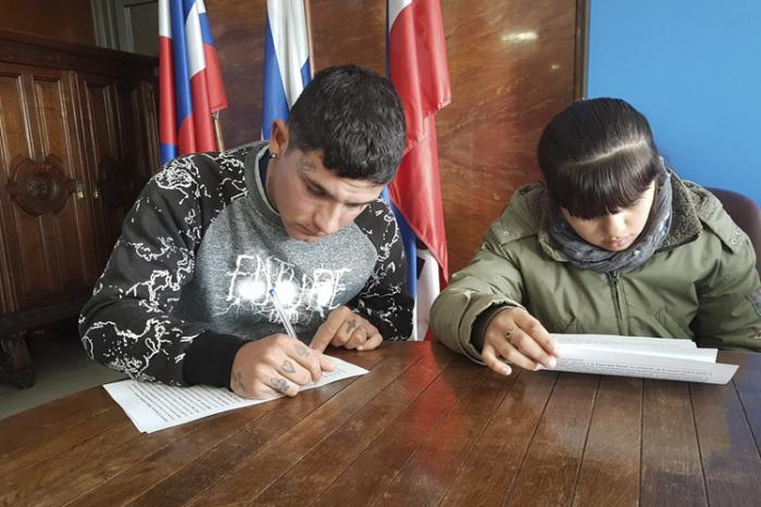 jóvenes firmando contrato